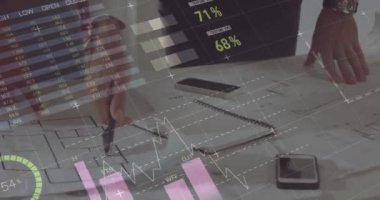 Toplantı planları olan mimarların istatistik ve finansal veri işleme animasyonları. mimari, iş ve veri işleme kavramı dijital olarak oluşturulmuş video.