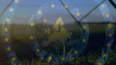 Avrupa haritasının Avrupa Birliği bayrağının elektrik direkleri üzerindeki animasyonu. Avrupa Birliği enerji ve ekonomi kavramı dijital olarak üretilen video.