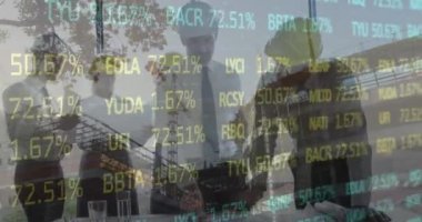 İnşaat alanında konuşan erkek ve kadın mimarların istatistiklerinin canlandırılması. iş, geliştirme ve üretkenlik kavramı dijital olarak oluşturulmuş video.