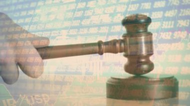 Müzayedecinin çekiciyle ilgili istatistik ve finansal veri işleme animasyonu. küresel iş, veri işleme, finans, kriz ve durgunluk kavramı dijital olarak oluşturulmuş video.