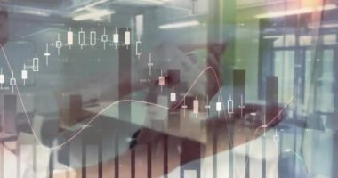 Toplantıdaki iş adamları üzerinde istatistik ve mali veri işleme animasyonu. küresel iş ve veri işleme kavramı dijital olarak oluşturulmuş video.