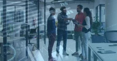 Tartışılan çeşitli yaratıcı iş arkadaşlarıyla ilgili çizelge ve veri işleme animasyonları. iş, küresel iletişim ve dijital arayüz teknolojisi konsepti dijital olarak oluşturulmuş video.