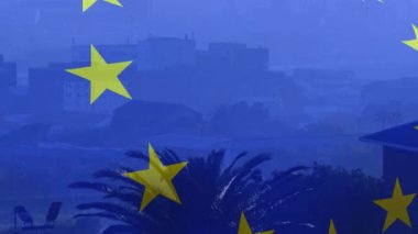 Palmiye ağaçları ve modern şehir manzarası üzerine Avrupa Birliği bayrağının animasyonu. Avrupa Birliği, siyaset, iş ve ekonomi konsepti dijital olarak oluşturulmuş video.
