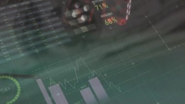 Arka planda iki zar ve Amerikan dolarları üzerinde finansal veri işleme animasyonu. iş, finans ve kumar konsepti dijital olarak üretilen video.