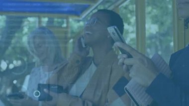 Akıllı telefon kullanan gülümseyen bir kadının istatistik işlemleri. Sosyal medya, bağlantılar, veri işleme ve teknoloji konsepti dijital olarak oluşturulmuş video.