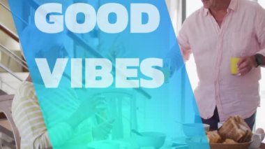 Evde portakal suyu içen beyaz tenli çiftin güzel titreşimlerinin animasyonu. emeklilik yaşam tarzı, arkadaşlık ve refah konsepti dijital olarak oluşturulmuş video.