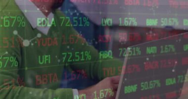 Toplantıda iş adamlarıyla ilgili finansal veri işleme animasyonu. küresel iş, veri işleme ve dijital arayüz kavramı dijital olarak oluşturulmuş video.