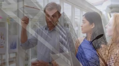 Modern ofiste konuşan iş adamlarının ofis binasının animasyonu. iş, finans ve ağ konsepti dijital olarak oluşturulmuş video.
