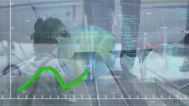 Yüz maskeli kadın üzerinde yeşil çizgili istatistik ve veri işleme animasyonu. covid 19 salgın konsepti dijital olarak oluşturulan video sırasında küresel iş, finans ve veri işleme.