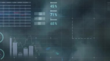 Bulutların ve gökyüzünün üzerinde işlenen istatistiklerin animasyonu. küresel veri işleme ve dijital arayüz konsepti dijital olarak oluşturulmuş video.