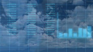 Bulutlar ve gökyüzü üzerinde tezahürat yapan iş adamlarıyla veri işleme animasyonu. küresel veri işleme ve dijital arayüz konsepti dijital olarak oluşturulmuş video.