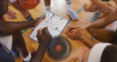 Basketbolcuların üzerinde fotokopi alanı olan skor tablosunun animasyonu. spor, rekabet ve aktif yaşam tarzı konsepti dijital olarak oluşturulmuş video.