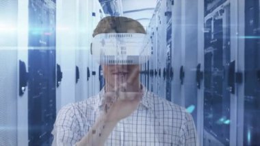 VR kulaklık takan iş adamlarının animasyonu ve bilgisayar sunucularıyla teknoloji odasında veri işleme. küresel bağlantılar, veri işleme ve dijital arayüz konsepti dijital olarak oluşturulmuş video.