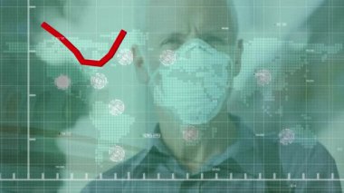 Yüz maskesi takan adamın üzerinde kırmızı çizgi olan istatistik ve veri işleme animasyonu. covid 10 pandemik kavramı dijital olarak oluşturulan video sırasında küresel veri işleme.
