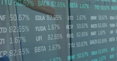 Bir adamın kapıyı açması üzerine istatistik ve veri işleme animasyonu. küresel bağlantılar, iş ve finans kavramı dijital olarak oluşturulmuş video.