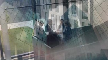 Modern ofiste konuşan iş adamlarının ofis binasının animasyonu. iş, finans ve ağ konsepti dijital olarak oluşturulmuş video.