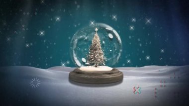 Kış manzarasında kar küresindeki noel ağacının üzerinde soyut şekiller ve parlayan yıldızlar. Noel şenliği ve kutlama konsepti