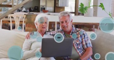 Üst düzey beyaz çift üzerinden dizüstü bilgisayar kullanarak 6G metni ile bağlantı ağının animasyonu. küresel bağlantılar, dijital arayüz ve teknoloji konsepti dijital olarak oluşturulmuş video.