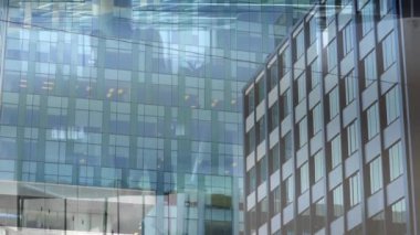 Modern ofiste konuşan iş adamlarının ofis binasının animasyonu. iş, finans ve ağ konsepti dijital olarak oluşturulmuş video.