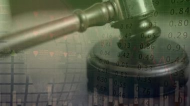 Müzayedecinin çekiciyle ilgili istatistik ve finansal veri işleme animasyonu. küresel iş, veri işleme, finans, kriz ve durgunluk kavramı dijital olarak oluşturulmuş video.