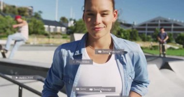 Sosyal medya simgelerinin animasyonu ve kaykay parkındaki mutlu beyaz kadın üzerine mesaj. küresel bağlantılar, dijital arayüz ve dijital olarak oluşturulan iletişim konsepti.