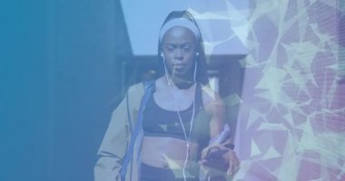 Spor çantalı, gülümseyen Afrikalı Amerikalı bir kadın için bağlantı ağının animasyonu. veri işleme, bağlantılar ve spor konsepti dijital olarak oluşturulmuş video.