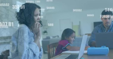 Kızının evde çalışıp öğrendiği melez bir çiftin üzerinde işlem yapan numaraların animasyonu. Dijital olarak üretilen covid 19 pandemik konsept sırasında çevrimiçi çalışma ve öğrenme.