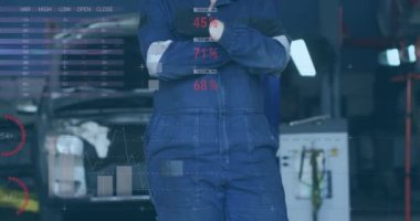 Garajda gülümseyen melez kadın araba tamircisinin dosyalarının ve veri işleme sisteminin animasyonu. iş, küresel iletişim ve dijital arayüz teknolojisi konsepti dijital olarak oluşturulmuş video.