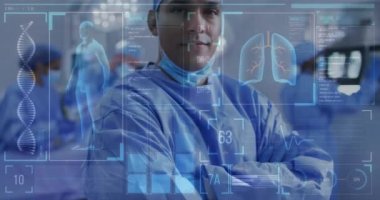 Ameliyathanede gülümseyen erkek cerrah üzerinde tıbbi veri işleme animasyonu. tıp ve sağlık hizmetleri kavramı dijital olarak üretilen video.