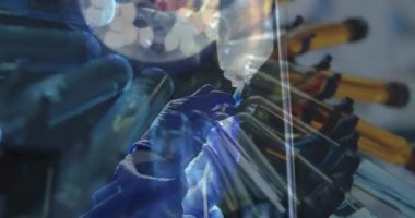 Ameliyathanede maskeli cerrahların üzerinde dönen test tüplerinin animasyonu. tıp ve sağlık hizmetleri kavramı dijital olarak üretilen video.
