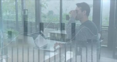 Bilgisayarı kullanarak beyaz adamın üzerinde grafik ve veri işleme animasyonları. iş, küresel iletişim ve dijital arayüz teknolojisi konsepti dijital olarak oluşturulmuş video.