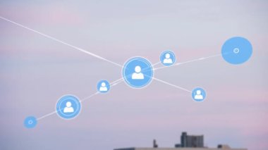 Şehir manzarası üzerindeki insan simgeleriyle bağlantı ağının animasyonu. küresel bağlantılar, iş ve finans kavramı dijital olarak oluşturulmuş video.