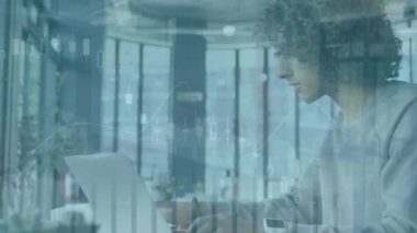 Akıllı telefon kullanan adamın istatistiksel işlemlerinin animasyonu. Sosyal medya, bağlantılar, veri işleme ve teknoloji konsepti dijital olarak oluşturulmuş video.