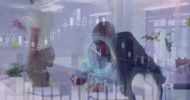 Tablet kullanan bir iş kadını hakkında saat, istatistik ve finansal veri işleme animasyonu. küresel bilim, iş, veri işleme ve dijital arayüz kavramı dijital olarak oluşturulmuş video.