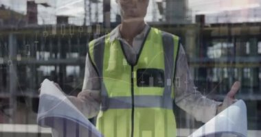 İnşaat alanında planları olan kadın mimarın istatistiksel işlemlerinin animasyonu. iş, geliştirme ve üretkenlik kavramı dijital olarak oluşturulmuş video.