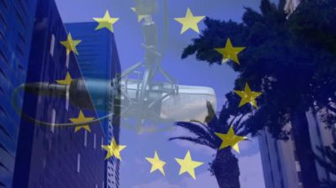 Modern şehirde mikrofon ve yüksek binalar üzerinde Avrupa Birliği bayrağının animasyonu. Avrupa Birliği, politika, iş ve iletişim konsepti dijital olarak oluşturulmuş video.