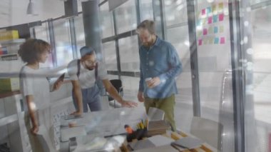 Modern ofiste konuşan iş adamlarının ofis binasının animasyonu. iş, finans ve ağ konsepti dijital olarak oluşturulmuş video.