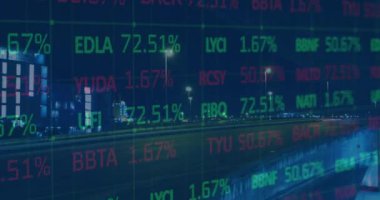 Şehir merkezi üzerinde istatistik ve veri işleme animasyonları. küresel bağlantılar, iş ve finans kavramı dijital olarak oluşturulmuş video.