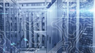 Bilgisayar sunucularıyla teknoloji odasının üzerinde beyaz harita çizgileri ve veri işleme animasyonları. küresel bağlantılar, veri işleme ve dijital arayüz konsepti dijital olarak oluşturulmuş video.