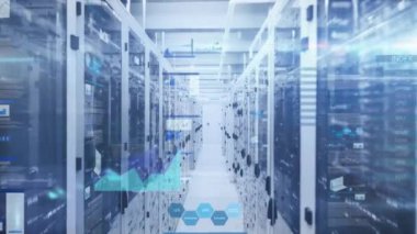 Bilgisayar sunucularıyla teknoloji odasında veri işleme animasyonu. küresel bağlantılar, veri işleme ve dijital arayüz konsepti dijital olarak oluşturulmuş video.