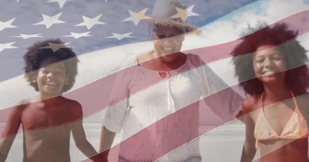 アフリカ系アメリカ人の祖母と孫とのアメリカ国旗のアニメーション アメリカの歴史愛国心と独立の概念をデジタルで生成したビデオ — ストック動画