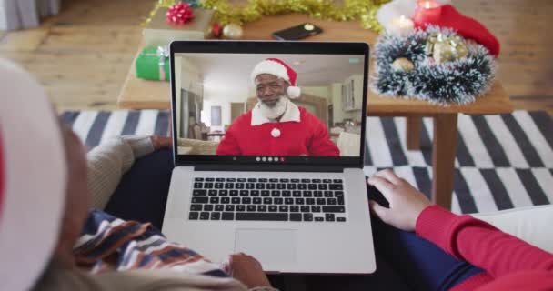 Madre Hija Afroamericanas Usando Portátil Para Videollamada Navidad Con Santa — Vídeos de Stock