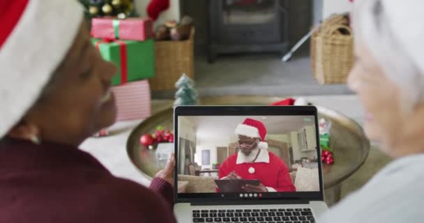 Diverse Amiche Anziane Utilizzando Computer Portatile Videochiamata Natale Con Babbo — Video Stock
