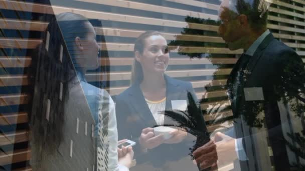 빌딩을 사무실에서 이야기하는 사업가들을 다루는 애니메이션입니다 온라인상에서 만들어 비디오 — 비디오