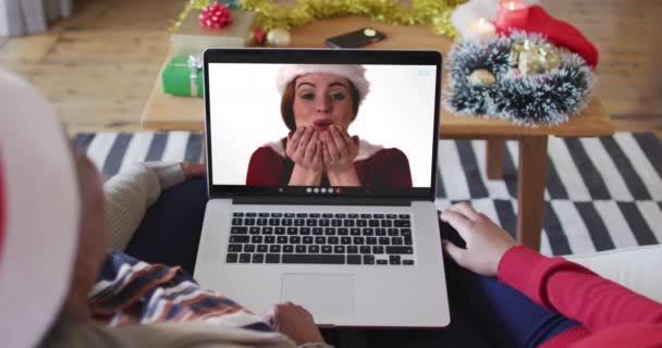アフリカ系アメリカ人の母親と娘がクリスマスのビデオ通話にラップトップを使用している クリスマスやお祭りや通信技術は — ストック動画