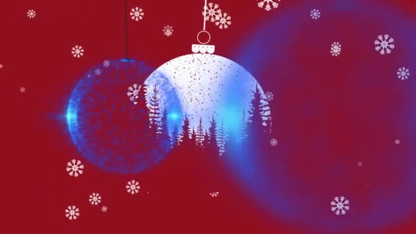 赤い背景を背景に雪の上にぶら下がっている複数のボールのデジタルアニメーション クリスマス フェスティバルとお祝いのコンセプト — ストック動画