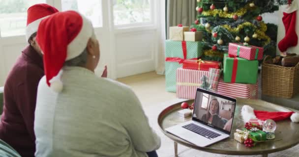 Diverse Amiche Anziane Utilizzando Computer Portatile Videochiamata Natale Con Baciare — Video Stock
