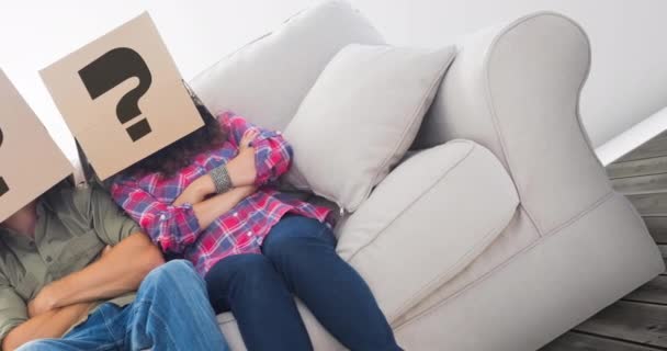 Pasangan Kulit Putih Duduk Sofa Dengan Kotak Kardus Dengan Tanda — Stok Video