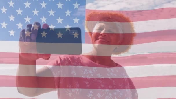 Animacja Flagi Stanów Zjednoczonych Ameryki Nad Starszą Afrykanką Amerykańską Plaży — Wideo stockowe