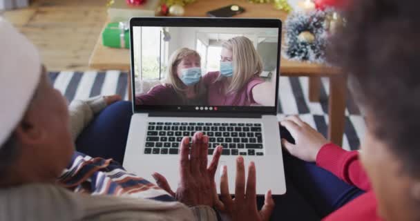 非裔美国人的母亲和女儿使用笔记本电脑与家人在屏幕上的圣诞视频通话 大流行病期间的圣诞节 节日和通信技术 — 图库视频影像
